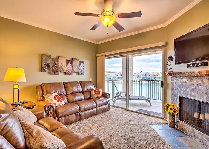 Lake-view Balcony + Perks: Retreat! Holiday home Phoenix
