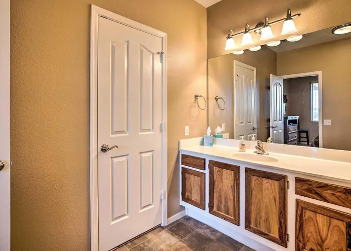 Lake-view Balcony + Perks: Retreat! * Phoenix